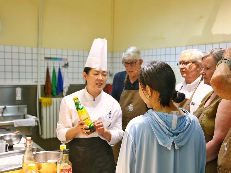 外国人学习包饺子