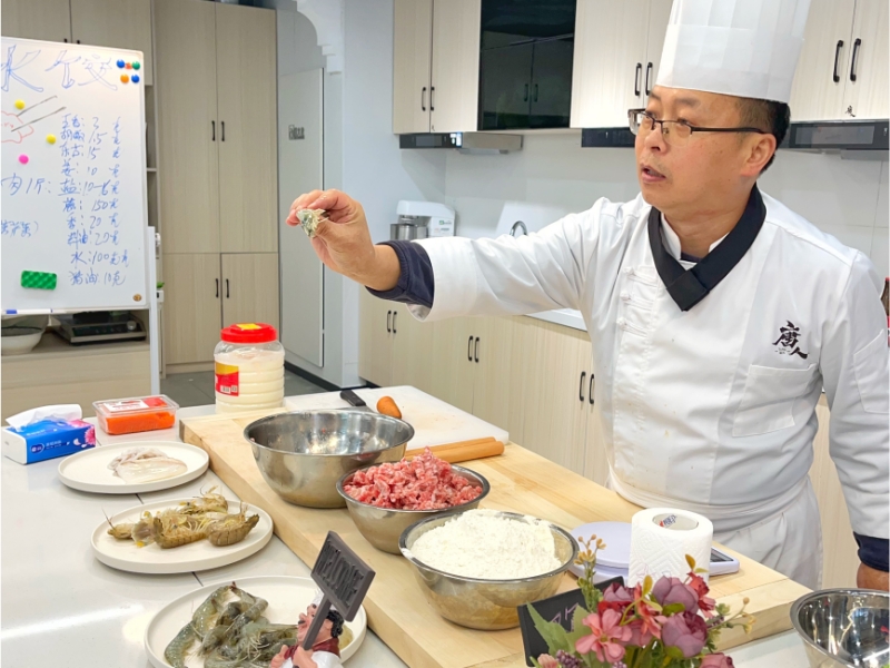 学习制作海鲜大馅饺子