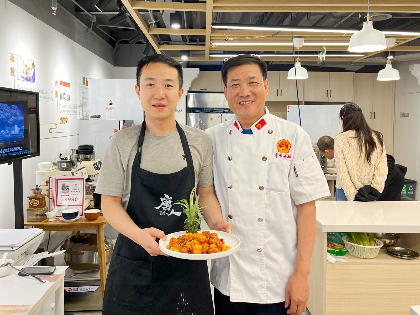 家庭厨艺班学习和老师合影